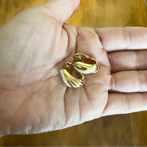 Vintage Trifari Clip On Earrings Costume Jewelry with Little Bead “pearls” Gold - Picture 2 of 5